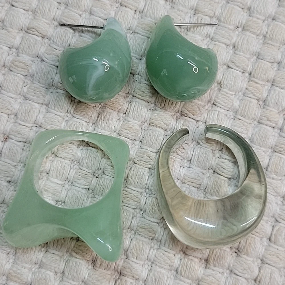 FUNKY GREEN ACRYLIC EARRINGS RINGS 4-PIECE SET - Picture 8 of 8
